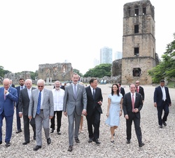 Su Majestad el Rey durante su recorrido por Panamá Viejo